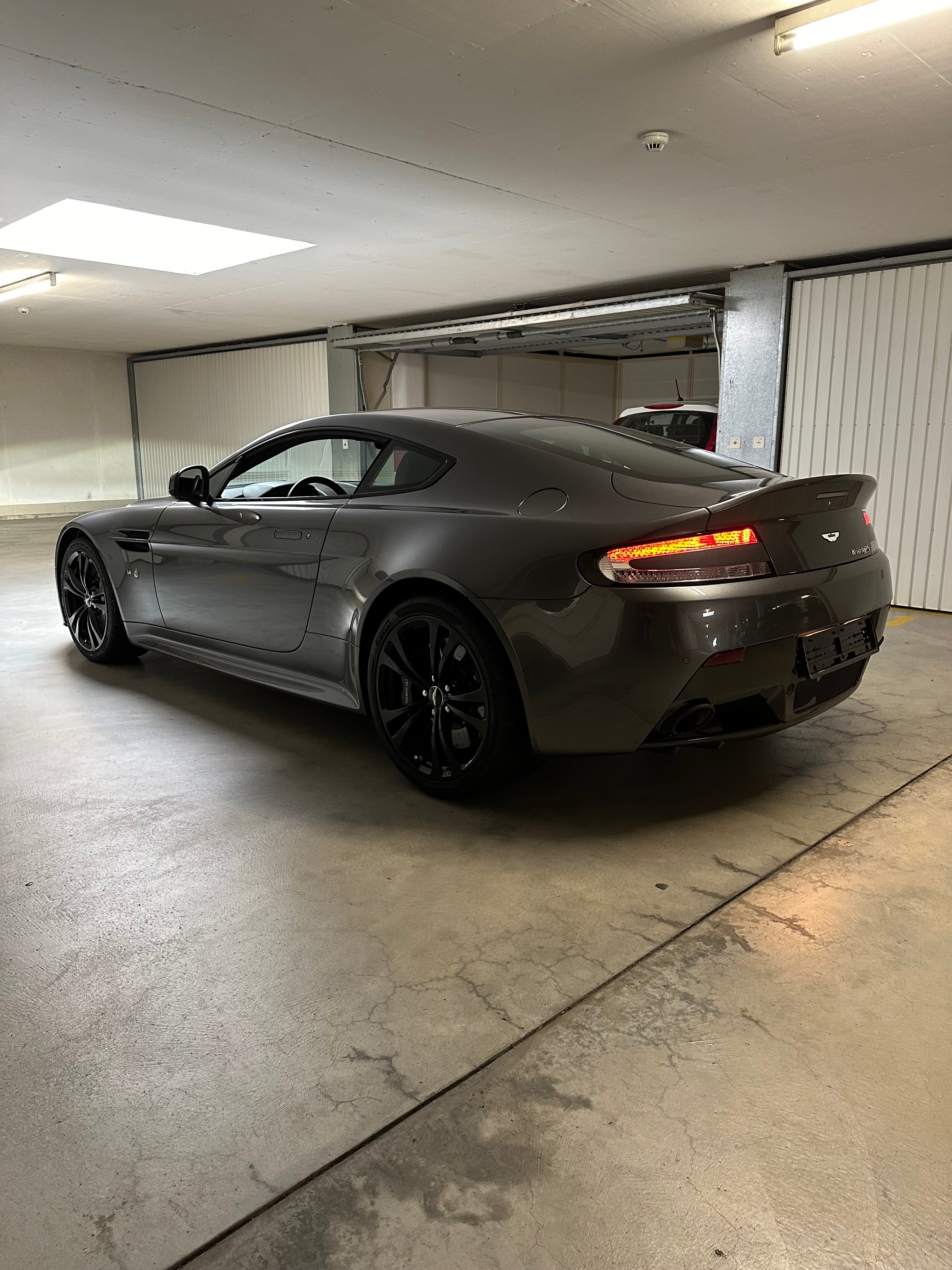 Aston Martin V12 Vantage Coupé 6.0 Sportshift